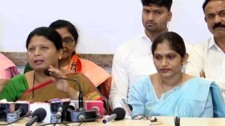 उपभोगण्याची वस्तू म्हणून वापर अन् लोखंडी रॉडने मारहाण; भाजपाच्या रामदास तडस यांच्यावर सूनेचे गंभीर आरोप उपभोगण्याची वस्तू म्हणून वापर अन् लोखंडी रॉडने मारहाण; भाजपाच्या रामदास तडस यांच्यावर सूनेचे गंभीर आरोप
