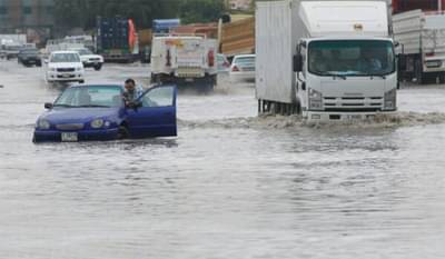 यूएईच्या वाळवंटात कसा आला पूर, पाहा काय आहे कारण