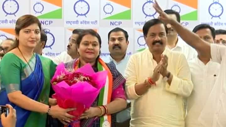भाजप आमदाराच्या पत्नीनं हाती बांधलं 'घड्याळ', पक्षप्रवेश करताच मिळाली लोकसभेची उमेदवारी भाजप आमदाराच्या पत्नीनं हाती बांधलं 'घड्याळ', पक्षप्रवेश करताच मिळाली लोकसभेची उमेदवारी