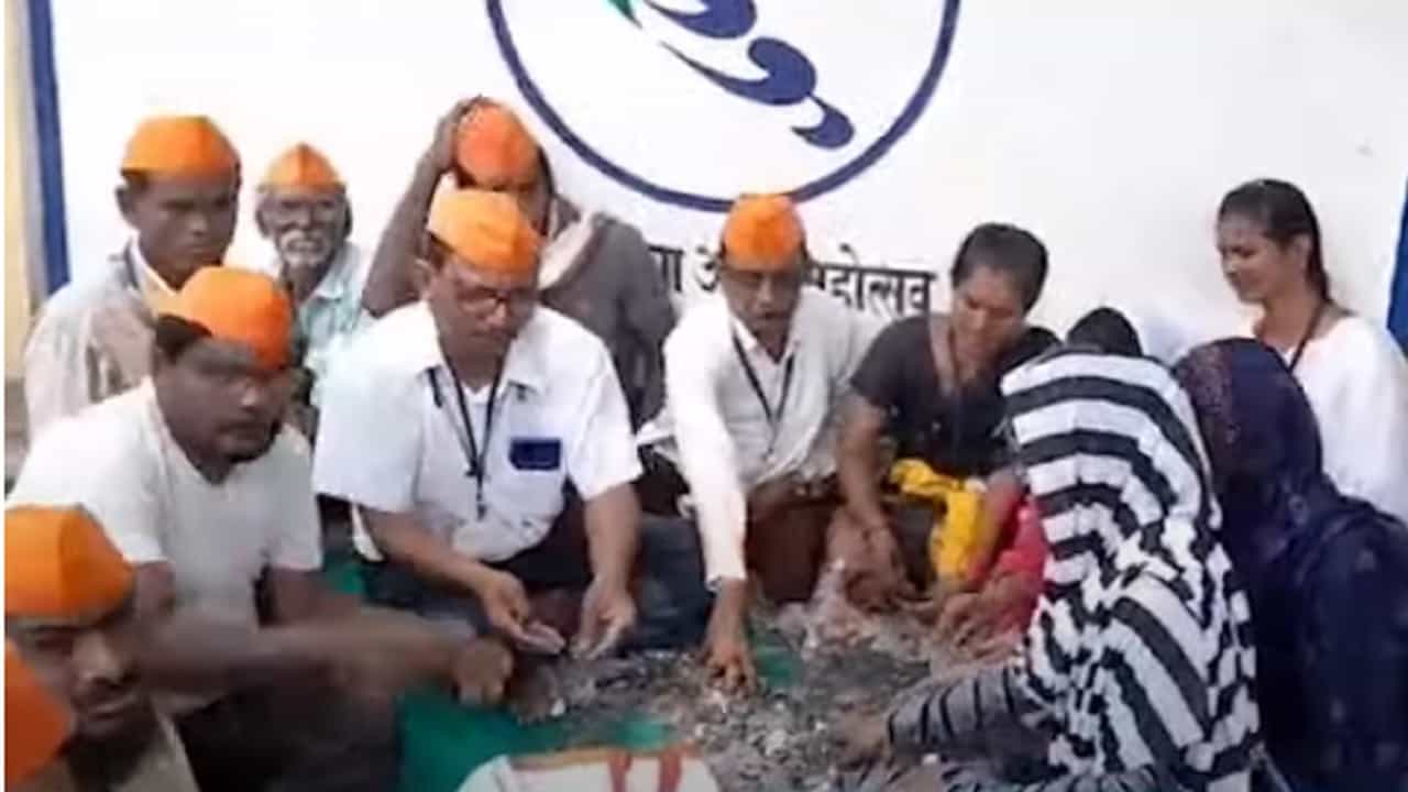 लोकसभेचा अर्ज भरताना उमेदवारानं आणली पोतंभर चिल्लर, पैसे मोजताना कर्मचाऱ्यांची दमछक