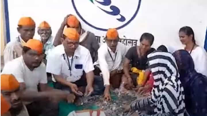 लोकसभेचा अर्ज भरताना उमेदवारानं आणली पोतंभर चिल्लर, पैसे मोजताना कर्मचाऱ्यांची दमछक लोकसभेचा अर्ज भरताना उमेदवारानं आणली पोतंभर चिल्लर, पैसे मोजताना कर्मचाऱ्यांची दमछक