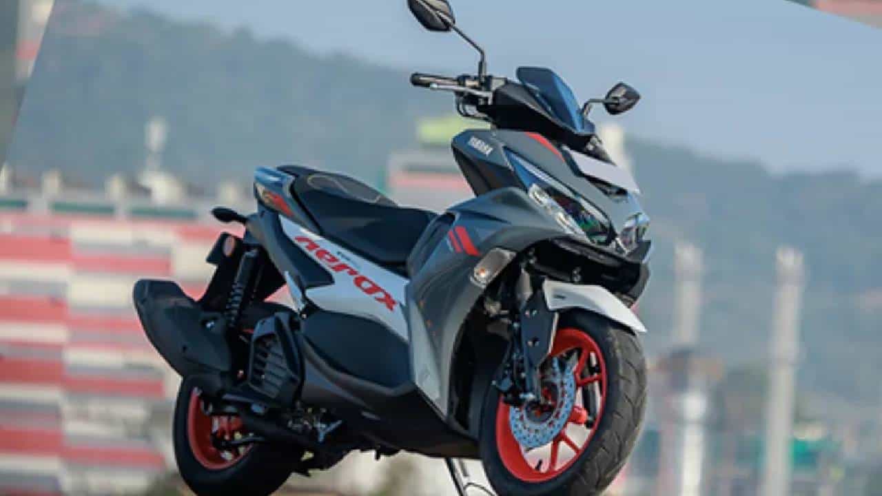 जपानची दुचाकी निर्मिती कंपनी Yamaha ने आज भारतीय बाजारात त्यांची लोकप्रिय स्कूटर AEROX 155 नवीन आवतारात उतरवली आहे. कंपनीने त्यात काही नवीन फीचर्स आणले आहेत. त्यामुळे ती एकदम खास ठरते.