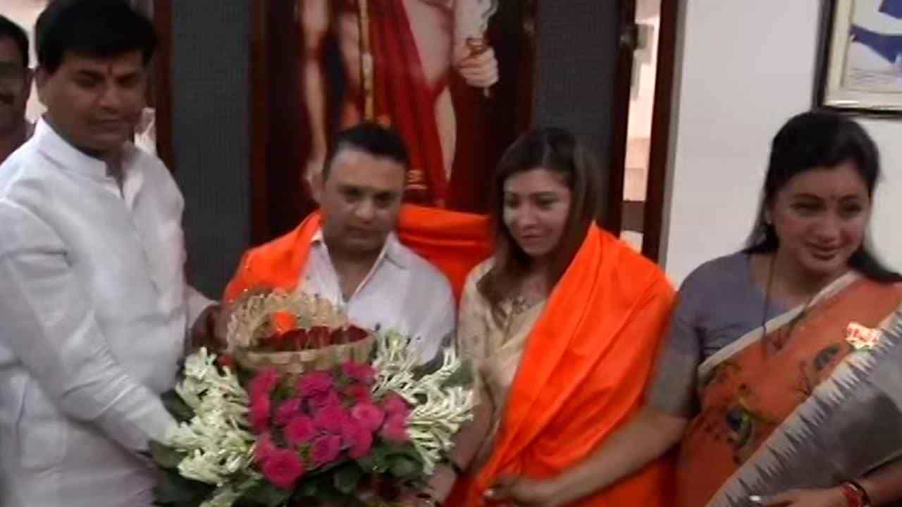 आनंदराव अडसूळ यांनी आज नवनीत राणा आणि रवी राणा यांच्यावर अत्यंत बोचरी टीका केली. त्यांची अक्कल काढली. त्यानंतर राणा दाम्पत्य थेट अडसूळ यांच्या घरी त्यांची भेट घेण्यासाठी पोहोचलं.