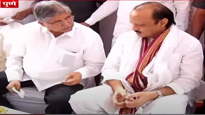 पुण्यात दोन्ही दादांनी मारला मिसळीवर ताव, आस्वाद घेत काय रंगल्या गप्पा? पुण्यात दोन्ही दादांनी मारला मिसळीवर ताव, आस्वाद घेत काय रंगल्या गप्पा?