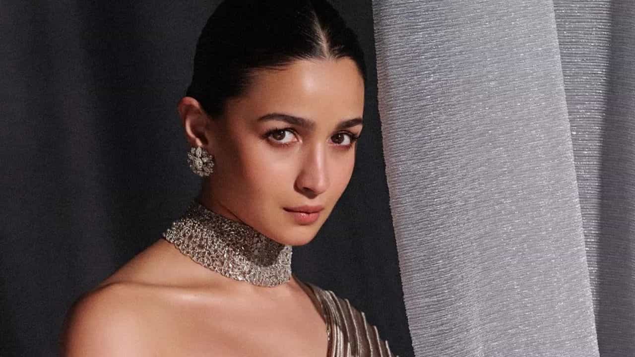 आलिया भट्ट : बॉलिवूडमधील अत्यंत नामवंत अभिनेत्री असलेल्या आलिया भट्टने एकाहून एक सरस दिग्दर्शकासोबत आणि हिट चित्रपटांत काम केलं आहे. सध्या, आलियाने अनेक मोठ्या चित्रपटांमध्ये प्रवेश केला आहे. लवकरच ती YRF च्या पहिल्या महिला गुप्तहेराच्या चित्रपटात दिसणार आहे. या पिक्चरमध्ये ती शाहरुख खानची विद्यार्थिनी असेल अशी चर्चा आहे. याशिवाय ती संजय लीला भन्साळीच्या 'लव्ह अँड वॉर', वेदांग रैनासोबत 'जिगरा' आणि 'ब्रह्मास्त्र 2' सारख्या चित्रपटांमध्ये दिसणार आहे.
