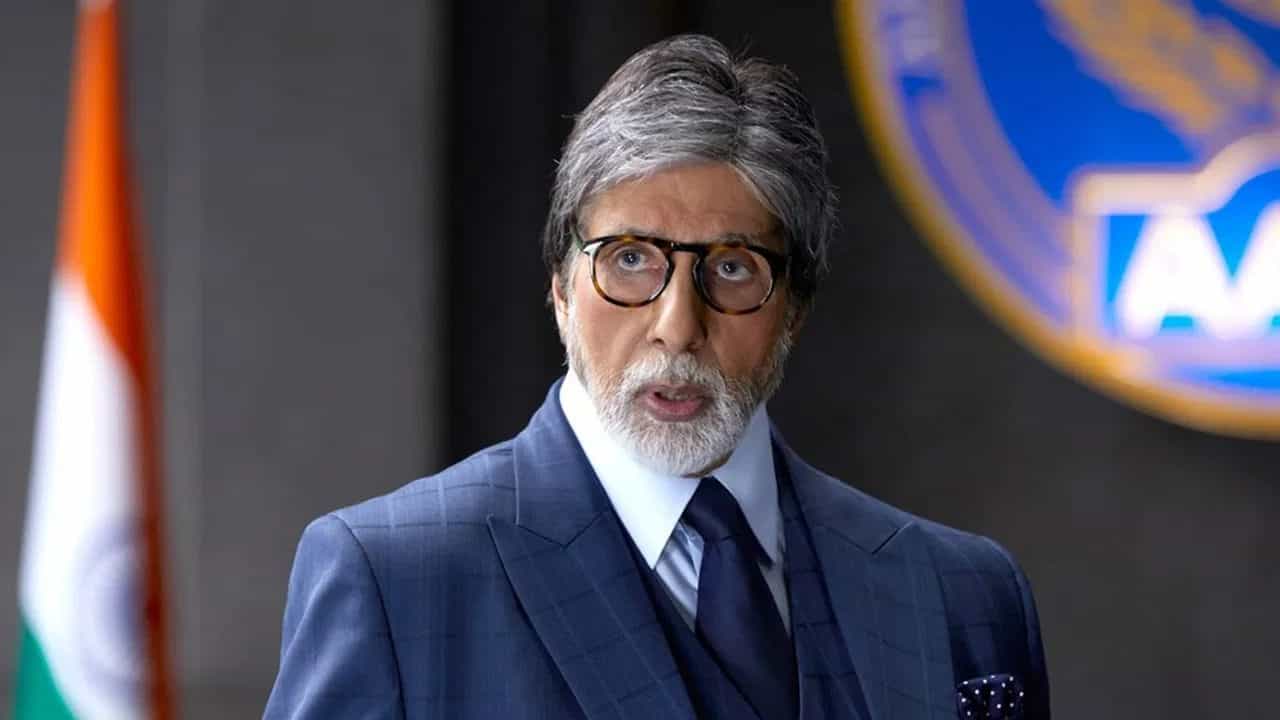अमिताभ बच्चन - बॉलिवूडटे शहेनशाह अर्थात अमिताभ बच्चन यांचं नाव या यादीत वाचून आश्चर्य वाटलं ना ? पण हे खरं आहे. बिग बी यांचा पदार्पणातील 'सात हिंदुस्तानी' हा पहिला चित्रपट बॉक्स ऑफिसवर फ्लॉप ठरला होता.