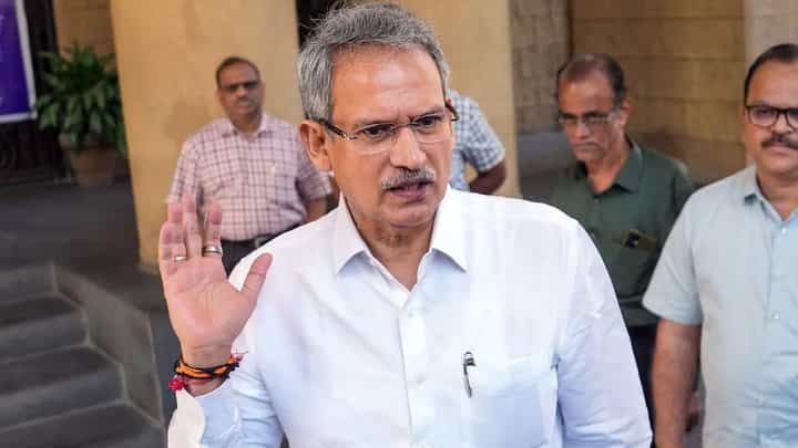 मुंबईतील मतदानाच्या भोंगळ कारभारावर ठाकरे गटाचं बोट, मतदान संथ गतीनं का? अनिल देसाईंचा सवाल मुंबईतील मतदानाच्या भोंगळ कारभारावर ठाकरे गटाचं बोट, मतदान संथ गतीनं का? अनिल देसाईंचा सवाल