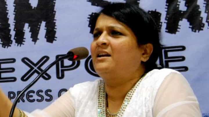 अंजली दमानिया रिचार्जवर चालणारी बाई, सुपारी मिळाली की... कुणाची जिव्हारी लागणारी टीका? अंजली दमानिया रिचार्जवर चालणारी बाई, सुपारी मिळाली की... कुणाची जिव्हारी लागणारी टीका?