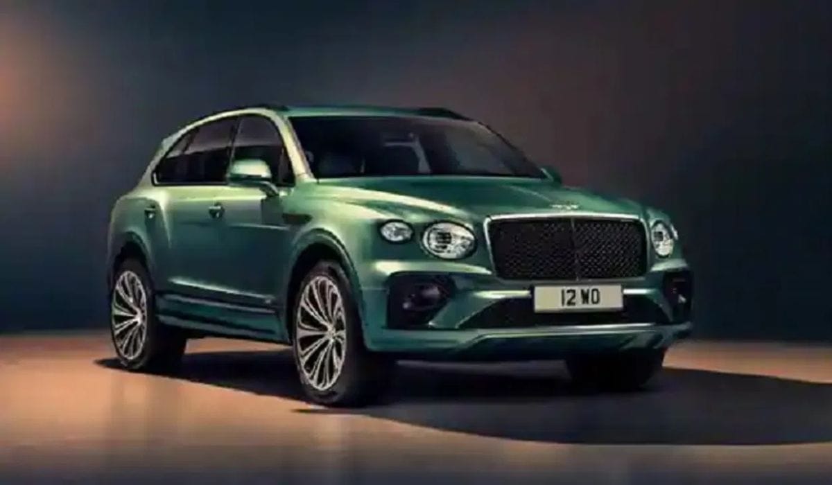 Bentley Bentayga ही भारतात उपलब्ध असलेल्या सर्वात महाग आणि आलिशान SUV पैकी एक आहे. इंजिनच्या वैशिष्ट्यांबद्दल बोलायचे झाल्यास, याला W12, V8 किंवा Hybrid V6 पॉवरट्रेन मिळते. तथापि, बहुतेक प्रकरणांमध्ये ते 4.0-लिटर V8 इंजिनसह सुसज्ज असेल, जे 542 bhp पॉवर आउटपुट आणि 770 Nm टॉर्क निर्माण करण्यास सक्षम आहे.
