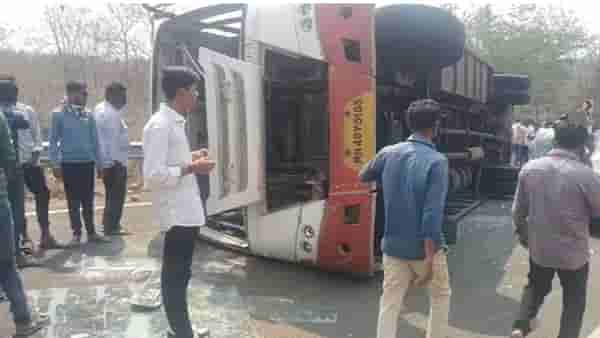 वर्ध्यात भीषण अपघात, चालती बस उलटली, 31 प्रवासी जखमी