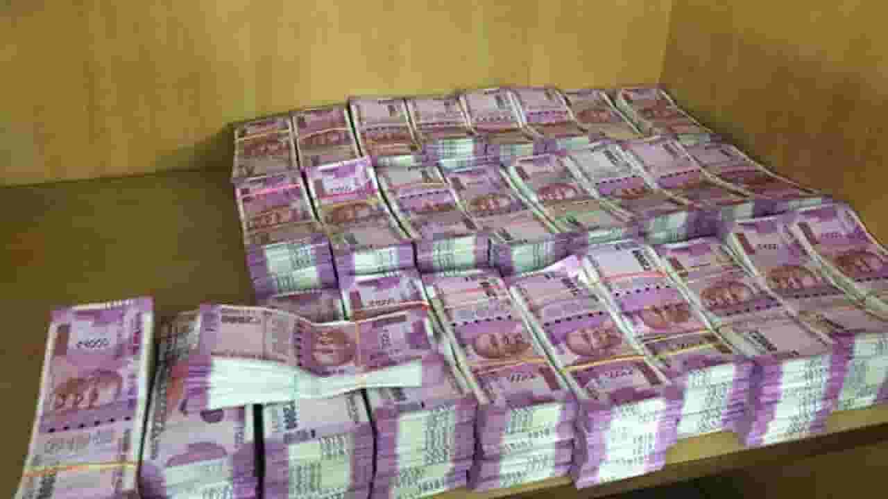 भांडूपमध्ये मध्यरात्री कोट्यवधींची रोकड वाहनात सापडली, भरारी पथकाची कारवाई