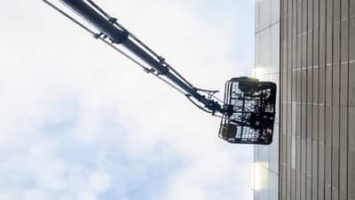 सासू असावी तर अशी ! डिलीव्हरीनंतर सुनेसाठी केली खास तयारी, 7 व्या मजल्यापर्यंत थेट क्रेनच..