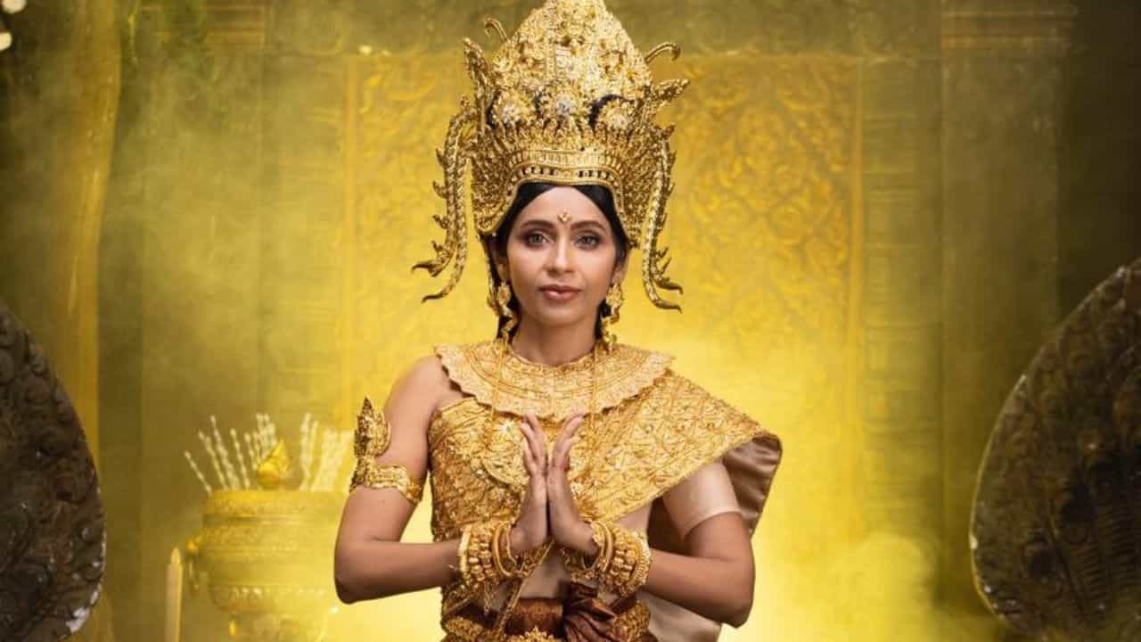 कंबोडियाच्या पारंपारिक पोशाखाला खमेर अप्सरा म्हणतात. कंबोडियाच्या नवीन वर्षाच्या निमित्ताने त्यांनी हे फोटोशूट केले आहे. देवयानी खोब्रागडे 1999 आयएफएस (भारतीय परराष्ट्र सेवा) अधिकारी आहेत. त्या 2020 पासून कंबोडियामध्ये भारताच्या राजदूत आहेत.