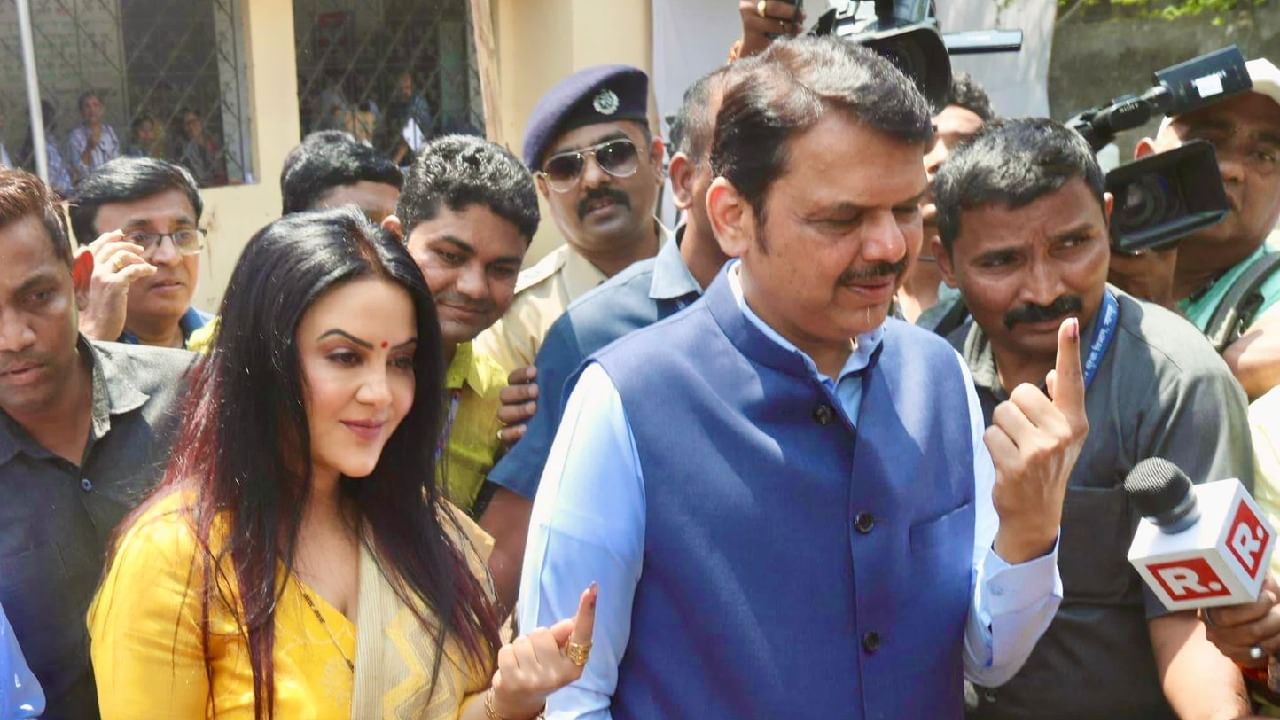 महाराष्ट्र राज्याचे उपमुख्यमंत्री देवेंद्र फडणवीस आणि त्यांच्या पत्नी अमृता फडणवीस यांनी नागपुरातील मतदान केंद्रावर मतदान केले