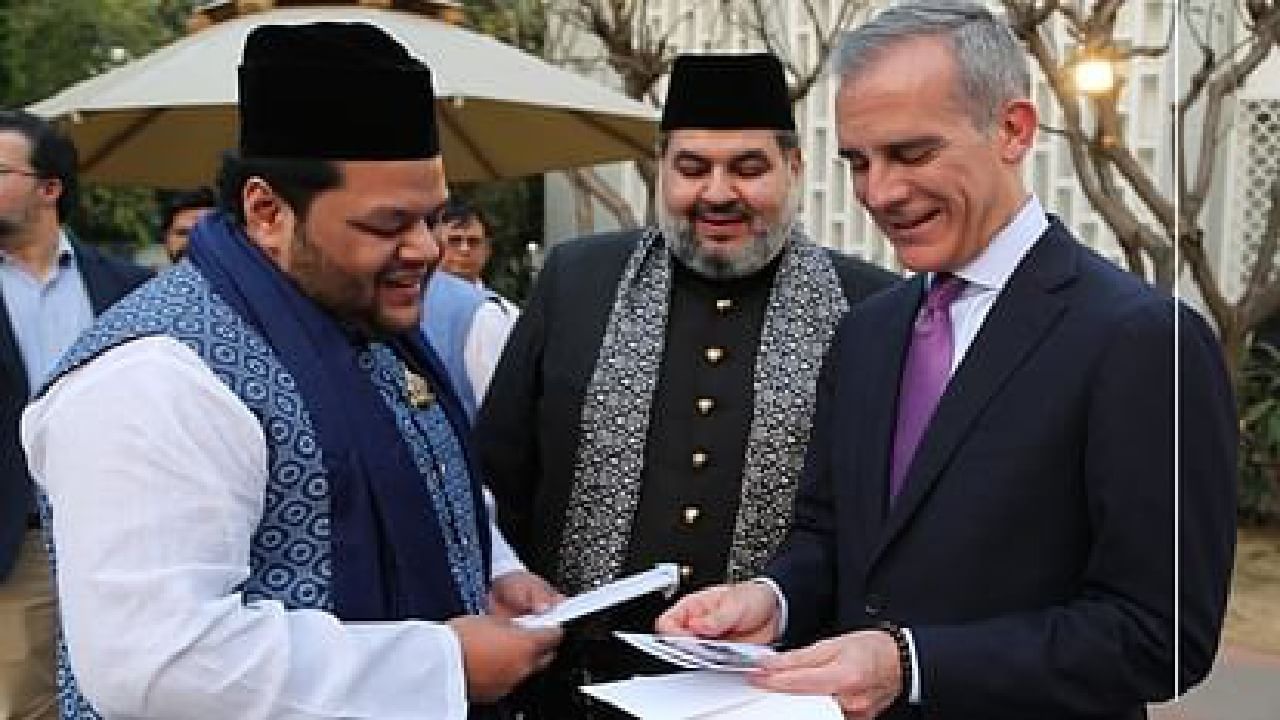 चंद्रदर्शनानंतर लोकांनी ईदची उरलेली तयारी सुरू केली. त्यामध्ये लोक अत्तर, टोप्या, शेवया आणि इतर सुका मेवा खरेदी करताना दिसले