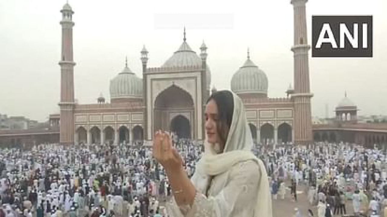 दिल्लीच्या जामा मशीद आणि फतेहपुरी मशिदीच्या इमामांनी दिल्लीसह देशभरात चंद्र दिसल्याची पुष्टी केलीय 