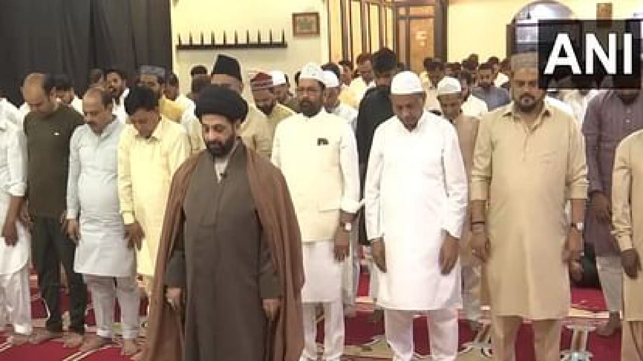 संपूर्ण देशभरात आज ईद-उल-फितर मोठ्या थाटामाटात साजरी केली जात आहे. महिनाभराच्या पवित्र उपवासानंतर अखेर बुधवारी संध्याकाळी ईदचा चंद्र दिसला.