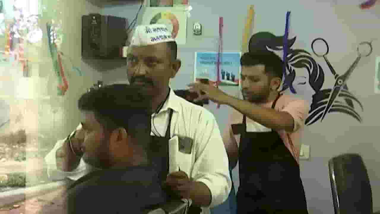 मतदान करावं म्हणून न्हाव्याची भन्नाट ऑफर, बोटावरची शाई दाखवा आणि...