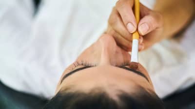 आयब्रो कलर करायला पार्लरमध्ये गेली, पण ब्युटिशिअनने घातला घोळ; महिलेचा डोळाच कामातून गेला असता..