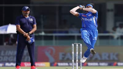 DC vs MI : हार्दिकची जोरदार धुलाई, 2 ओव्हरमध्ये 41 धावा, कॅप्टनकडून मुंबईच्या अडचणीत भर