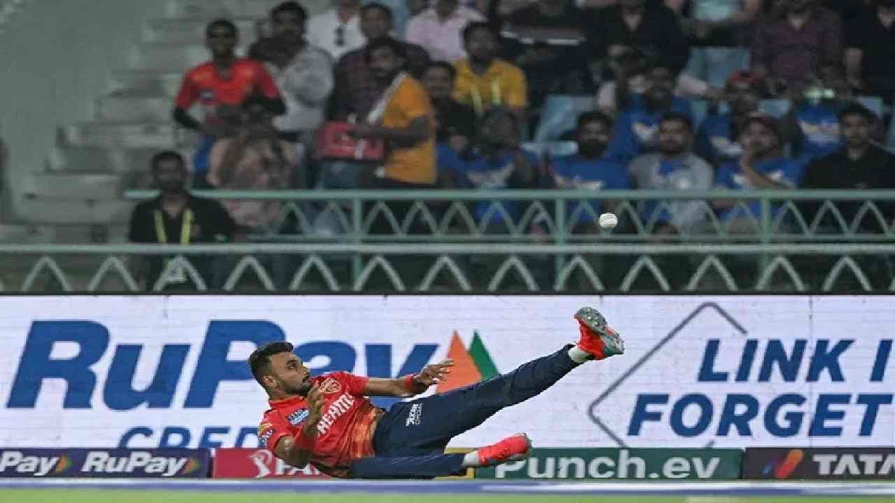 IPL मुळे फक्त नावाजलेलेल क्रिकेटपटू कोट्यधीश बनले असं नाहीय. अनेक नवखे-उदयोन्मुख खेळाडू सुद्धा मालामाल झालेत. IPL मध्ये कोट्यवधी रुपये कमावणाऱ्या अशाचे एका खेळाडूला भर रस्त्यात चोपलं होतं. त्या मागच कारण सुद्धा विचित्र होतं. 