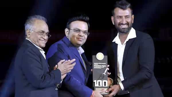 बीसीसीआय अर्थात भारतीय क्रिकेट नियमाक मंडळ, जगातील सर्वात श्रीमंत क्रिकेट बोर्ड. बीसीसीआयची आयपीएल स्पर्धेतून कोटींची कमाई होते. आयपीएलमधून खेळाडूंची प्रसिद्धीसह रग्गड कमाईही होते. खेळाडूंना किती रक्कम मिळते,हे समोर येतं.मात्र बीसीसीआयच्या अधिकाऱ्यांना वेतन किती मिळतं हे अनेकांना माहित नाही.