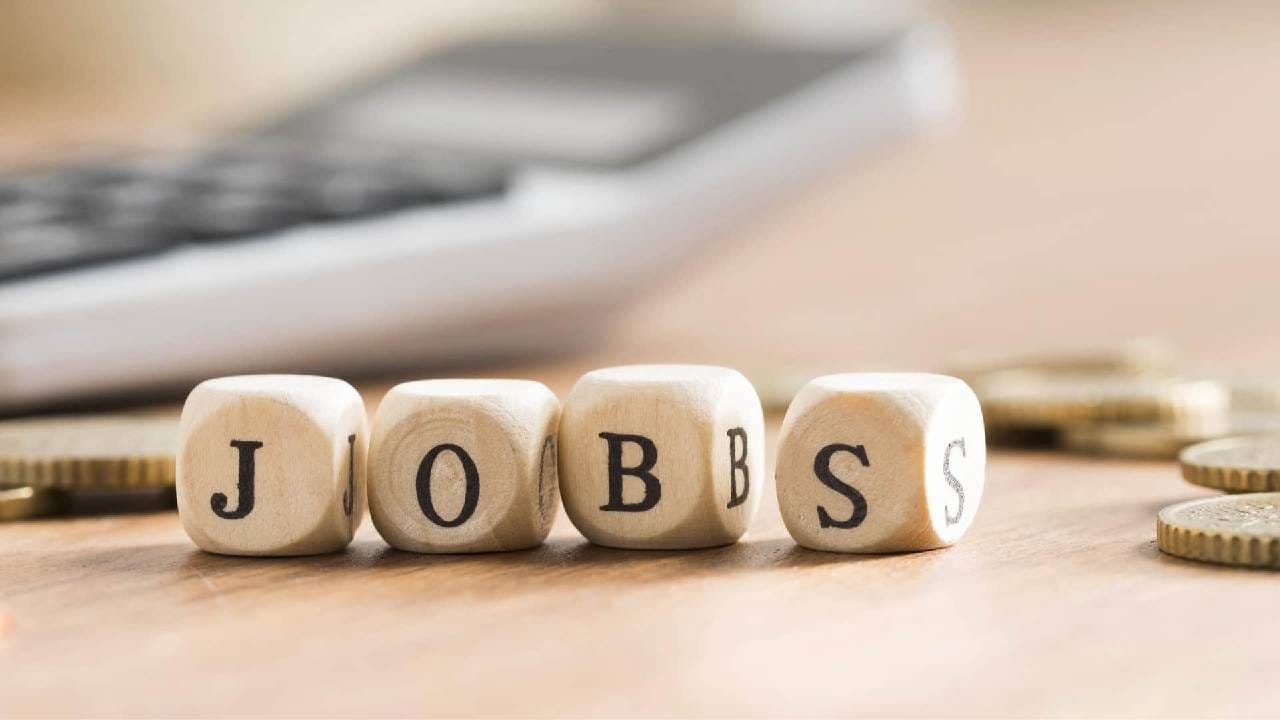 18 ते 32 वयोगटातील उमेदवार हे या भरती प्रक्रियेसाठी आरामात अर्ज करू शकतात. ही एकप्रकारची बंपर भरती नक्कीच म्हणावी लागेल.