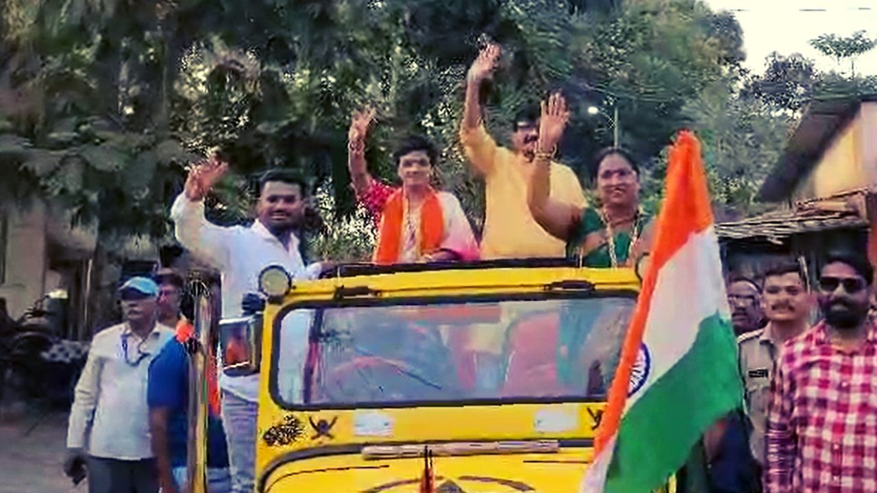 bjp mla ganpat gaikwad wife sulabha gaikwad in shiv sena thackeray group candidate vaishali darekar rally
