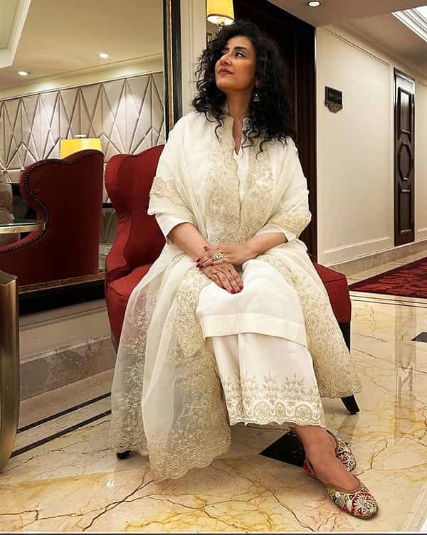 अभिनेत्री मनिषा कोईराला कायम कोणत्या न कोणत्या कारणामुळे चर्चेत असते. पण सध्या अभिनेत्री 'हिरामंडी' या वेब सीरिजमुळे चर्चेत आहे.