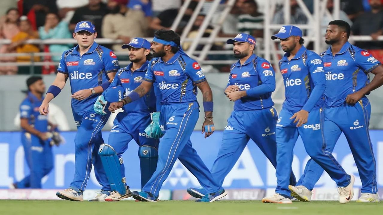 IPL 2024 : मुंबईच्या त्या दोघांना शहाणपणा नडला! मोठी कारवाई, नक्की काय झालं? IPL 2024 : मुंबईच्या त्या दोघांना शहाणपणा नडला! मोठी कारवाई, नक्की काय झालं?