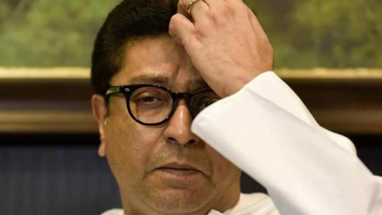 राज ठाकरे चोरीच्या मालाचं चुंबण घेतायत, ठाकरे गटाच्या बड्या नेत्याची खोचक टीका राज ठाकरे चोरीच्या मालाचं चुंबण घेतायत, ठाकरे गटाच्या बड्या नेत्याची खोचक टीका