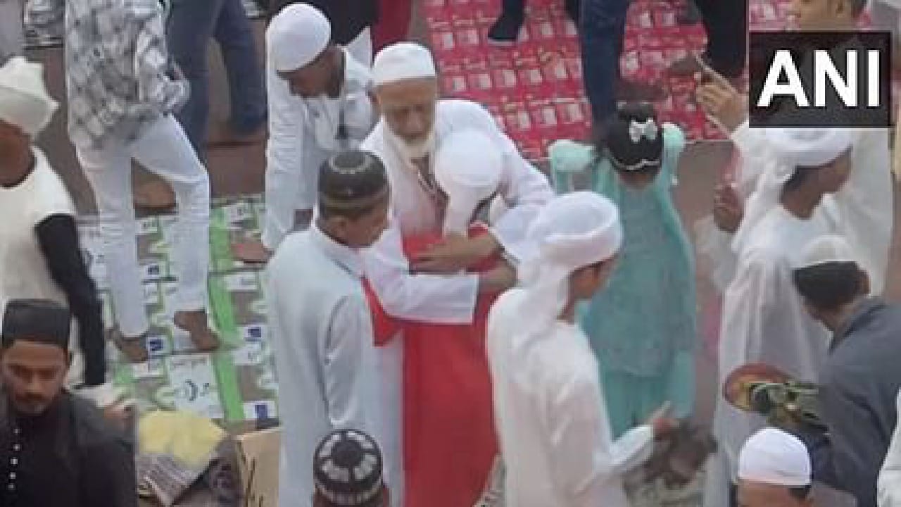 त्यामुळे देशातील अनेक भागात आज ईद मोठ्या उत्साहात साजरी केली जात आहे. त्याचबरोबर अनेक राज्यांमध्येही मोठ्या प्रमाणात काल ईद साजरी करण्यात आली. 