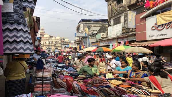 कमी दरात चांगल्या वस्तू मिळाव्यात असं प्रत्येकाला वाटतं... मुंबईत असाच एक मार्केट आहे, जेथे तुम्ही कमी दरात सामान खरेदी करु शकता...