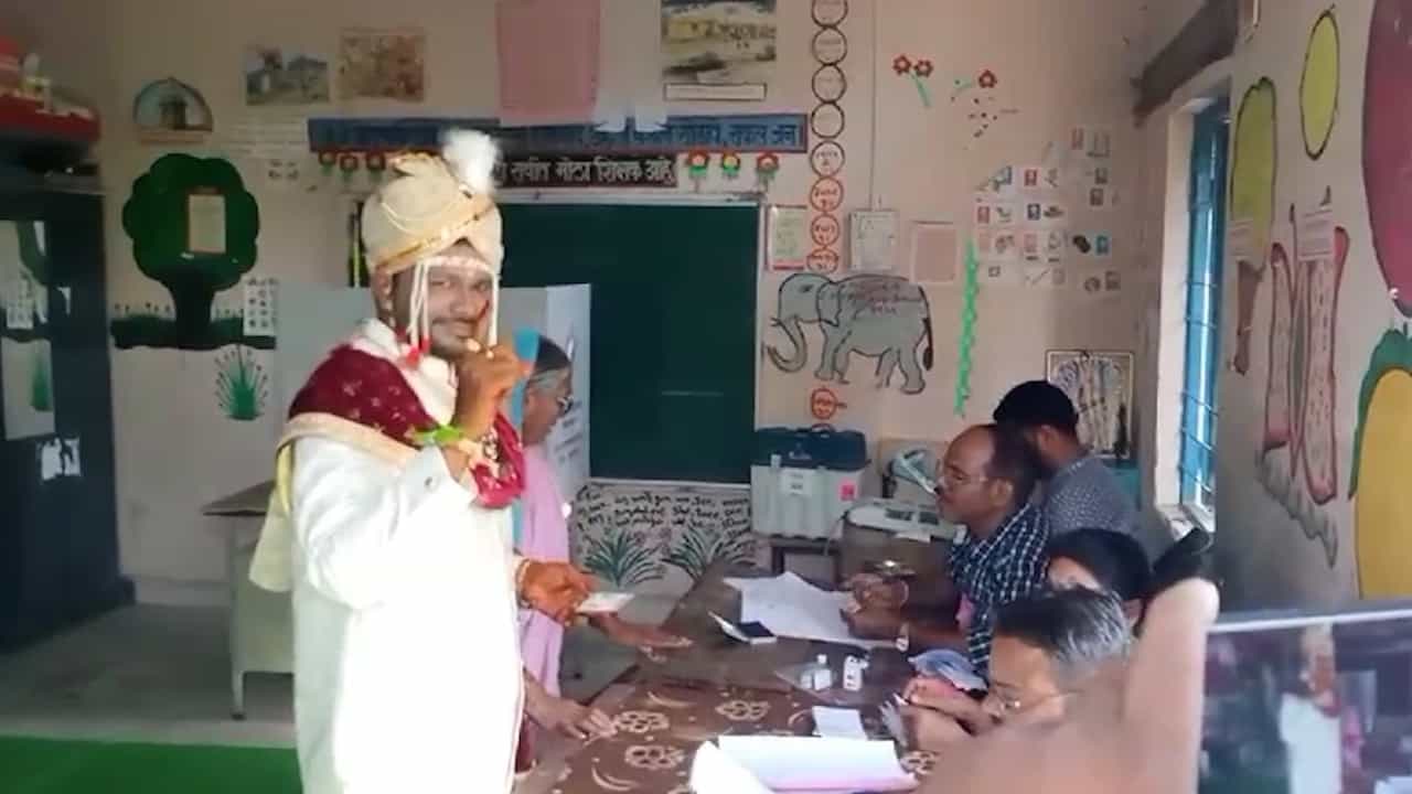 आधी बजावला मतदानाचा हक्क मगच चढला बोहल्यावर, 'त्या' नवदेवाची होतेय चर्चा आधी बजावला मतदानाचा हक्क मगच चढला बोहल्यावर, 'त्या' नवदेवाची होतेय चर्चा