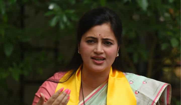 मोदींची हवा होती, आहे आणि.... 'त्या' वक्तव्यावर नवनीत राणांचं स्पष्टीकरण देत विरोधकांवर घणाघात मोदींची हवा होती, आहे आणि.... 'त्या' वक्तव्यावर नवनीत राणांचं स्पष्टीकरण देत विरोधकांवर घणाघात
