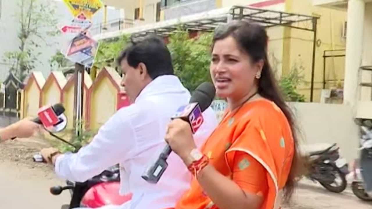 राणा दाम्पत्याची मतदानासाठी बुलेटस्वारी, किती मतांनी निवडून येणार? नवनीत राणा म्हणाल्या...