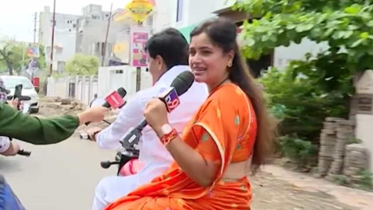 नवनीत राणा सौंदर्यासोबत हटके स्टाईलने खूप चर्चेत असतात. आज देखील नवनीत राणा यांनी सिंपल साडी परिधान केली होती. मतदान केंद्रावर जाण्यासाठी रवी राणा आणि नवनीत राणा यांचा बुलेटवरून प्रवास.