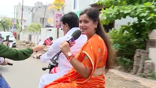 नवनीत राणा सौंदर्यासोबत हटके स्टाईलने खूप चर्चेत असतात. आज देखील नवनीत राणा यांनी सिंपल साडी परिधान केली होती. मतदान केंद्रावर जाण्यासाठी रवी राणा आणि नवनीत राणा यांचा बुलेटवरून प्रवास.
