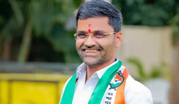 लोकं मला नोट पण देतात अन् वोट पण... निलेश लंकेंच्या मिश्किल वक्तव्याची चर्चा लोकं मला नोट पण देतात अन् वोट पण... निलेश लंकेंच्या मिश्किल वक्तव्याची चर्चा