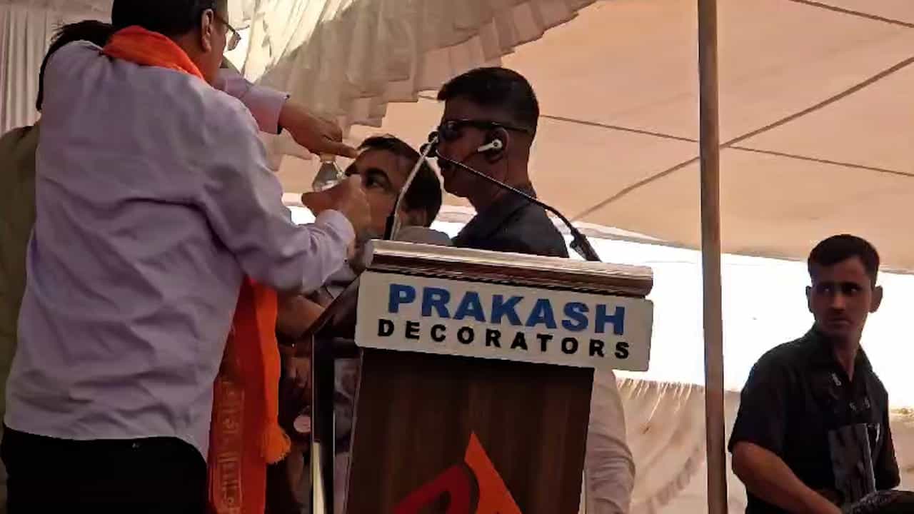 भाषण सुरू अन् नितीन गडकरी स्टेजवरच कोसळले, यवतमाळच्या पुसदमधील घटना