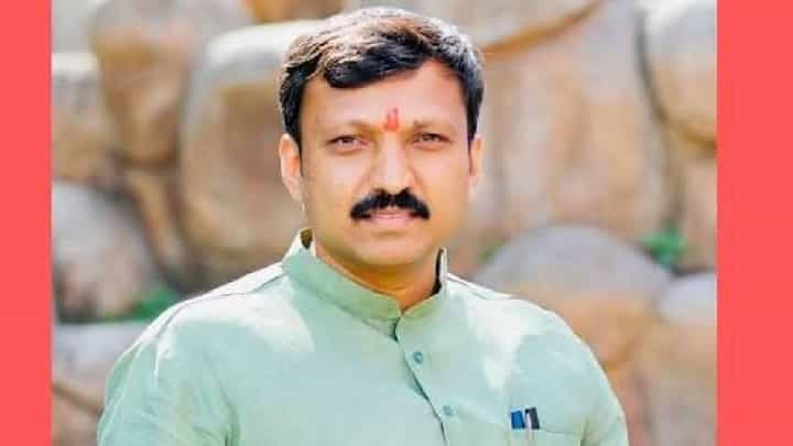मी निष्क्रिय खासदार मग मोदींची माझ्याविरोधात... ओमराजे निंबाळकरांचा पंतप्रधानांवर निशाणा मी निष्क्रिय खासदार मग मोदींची माझ्याविरोधात... ओमराजे निंबाळकरांचा पंतप्रधानांवर निशाणा