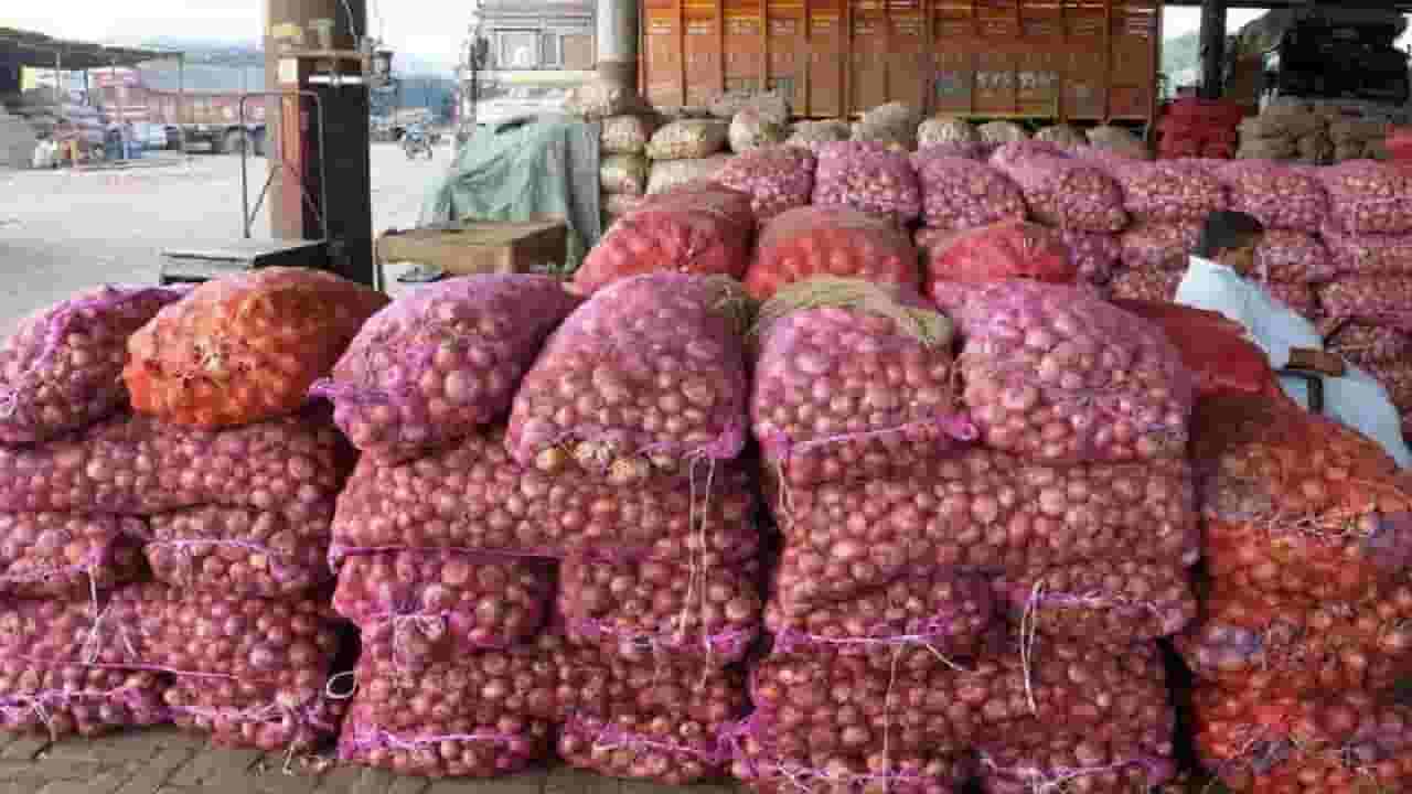 महाराष्ट्रात बंदी, मात्र गुजरातचा कांदा परदेशात, केंद्राच्या धोरणामुळे शेतकरी आक्रमक