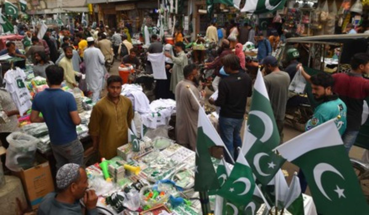 महागाईने जनता हैराण, पाकिस्तानवर पुन्हा हात पसरण्याची वेळ