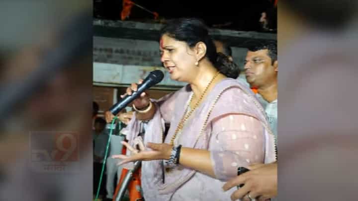 भरपावसात पंकजा मुंडेंची तुफान बॅटींग; म्हणाल्या, तुम्ही माझ्यावर मताचा पाऊस पाडा, मी तुमच्यावर... भरपावसात पंकजा मुंडेंची तुफान बॅटींग; म्हणाल्या, तुम्ही माझ्यावर मताचा पाऊस पाडा, मी तुमच्यावर...