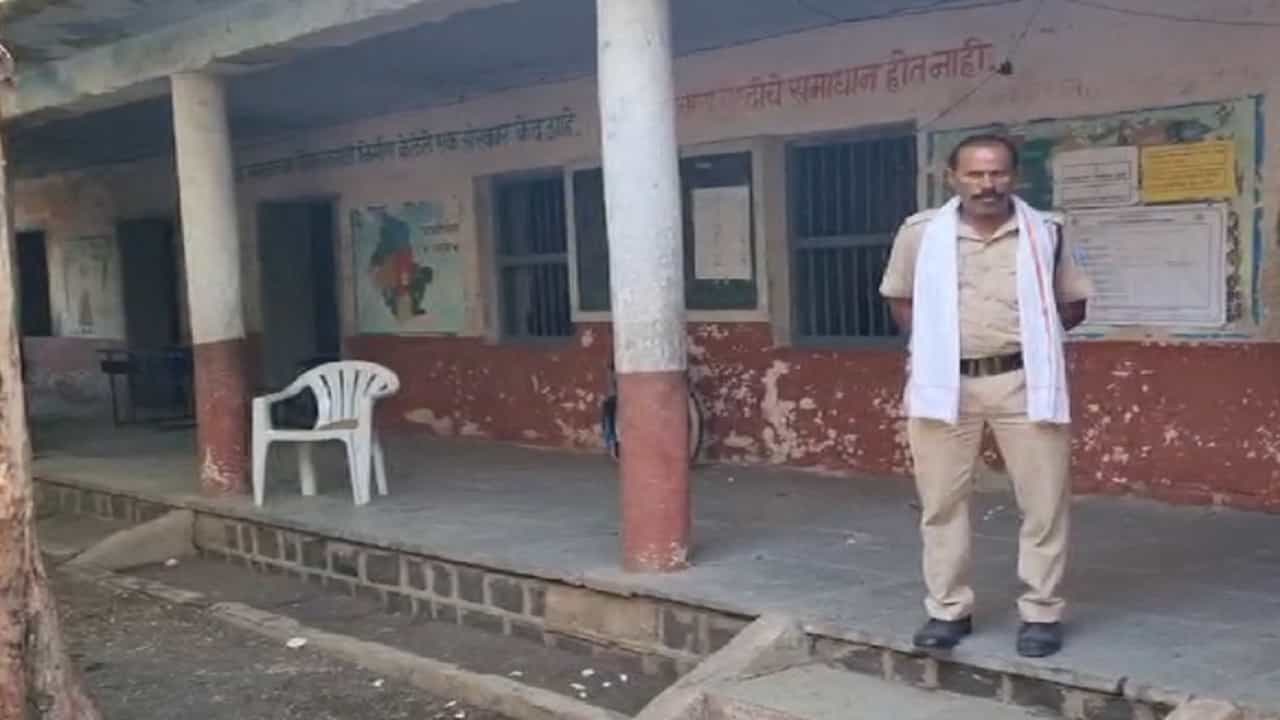 मतदारच नाही, मतदान केंद्र पडली ओस; मतदारांचा मतदानावर का बहिष्कार?