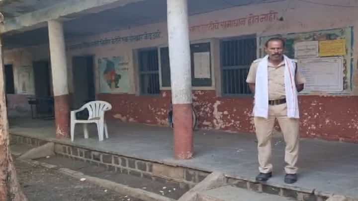 मतदारच नाही, मतदान केंद्र पडली ओस; मतदारांचा मतदानावर का बहिष्कार? मतदारच नाही, मतदान केंद्र पडली ओस; मतदारांचा मतदानावर का बहिष्कार?