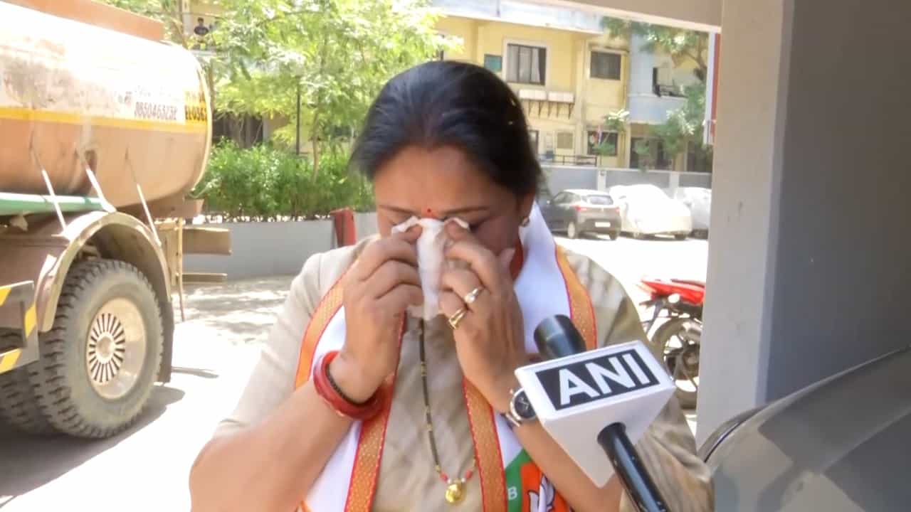 शरद पवार यांच्या 'त्या' विधानावर सुनेत्रा पवार भावूक, प्रश्न विचारताच डोळ्याला रुमाल लावून निघाल्या...