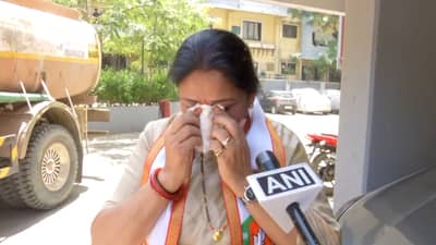 शरद पवार यांच्या ‘त्या’ विधानावर सुनेत्रा पवार भावूक, प्रश्न विचारताच डोळ्याला रुमाल लावून निघाल्या…