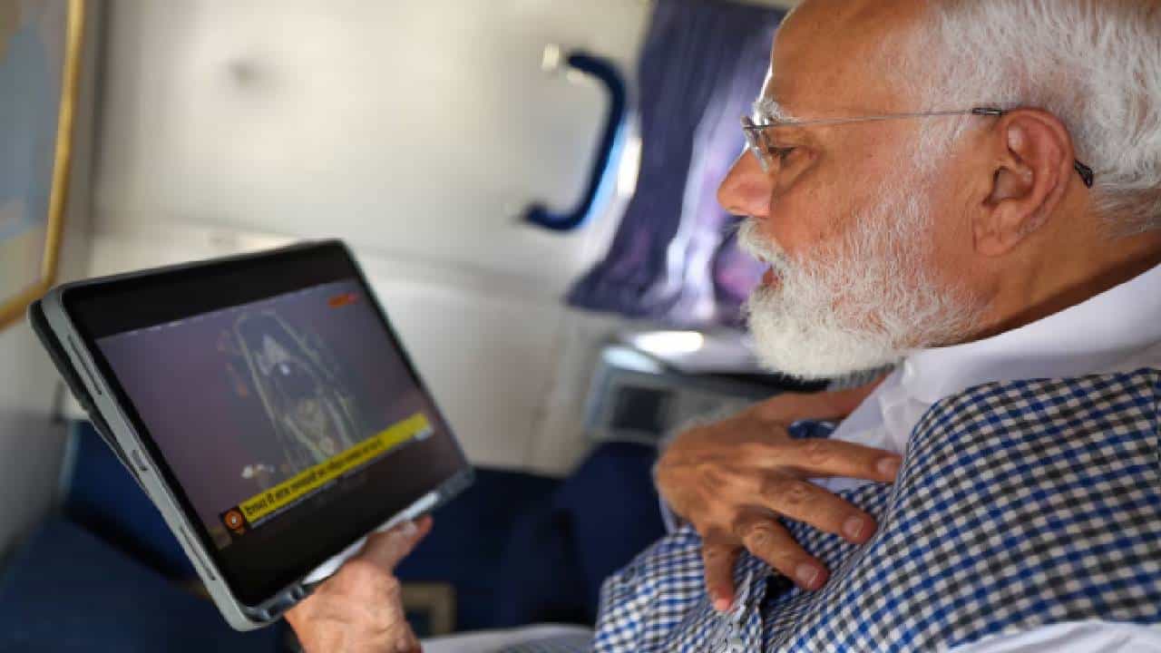 थेट विमानातून पंतप्रधान मोदी झाले 'त्या' विलक्षण सोहळ्याचे साक्षीदार, बघा व्हिडीओ थेट विमानातून पंतप्रधान मोदी झाले 'त्या' विलक्षण सोहळ्याचे साक्षीदार, बघा व्हिडीओ