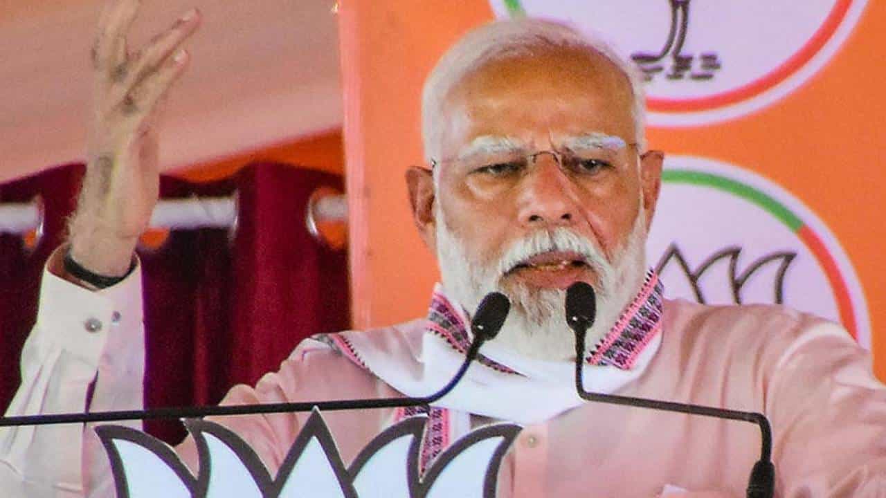गरिबांच्या मुलांना मराठीतून..., सोलापुरातील सभेत मोदींनी सांगितलं नवं स्वप्न
